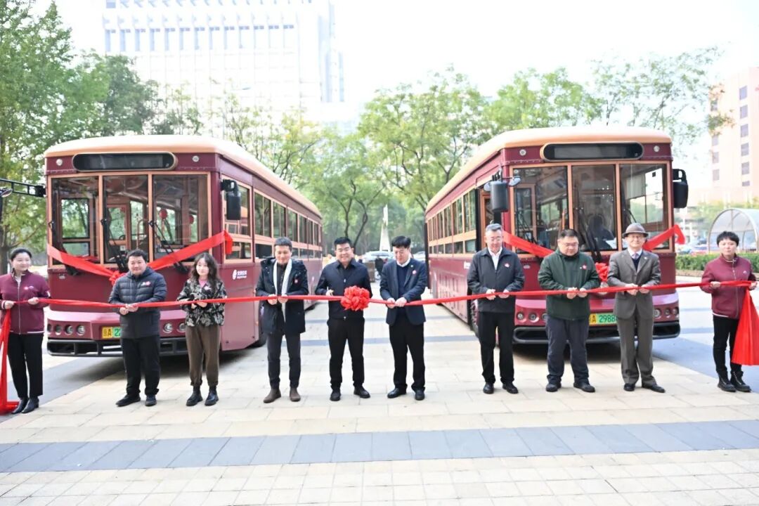 华都酒业中轴线微醺巴士发车仪式启幕 京味美学绽放千年